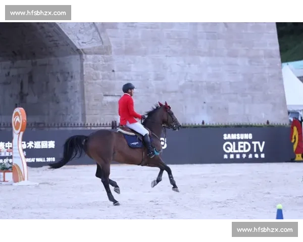 现实版 “马术大富翁” 亮相赛场 观众玩着学马术 现实版 “马术大富翁” 亮相赛场 观众玩着学马术